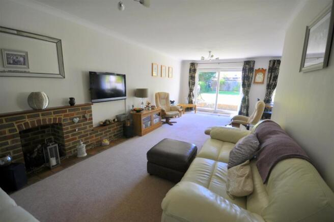 'L' Shaped Lounge/Dining Room