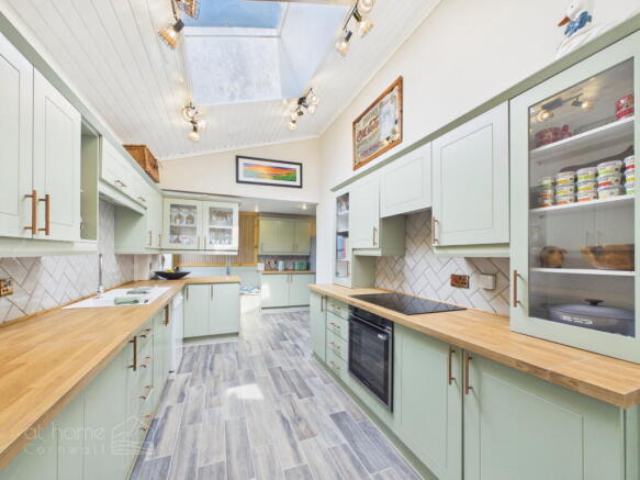 Sparnon Close, St Austell, PL25 - A Tropical Woodland Retreat with Annexe, Sauna and Over 3,000 Sq Ft photo 3