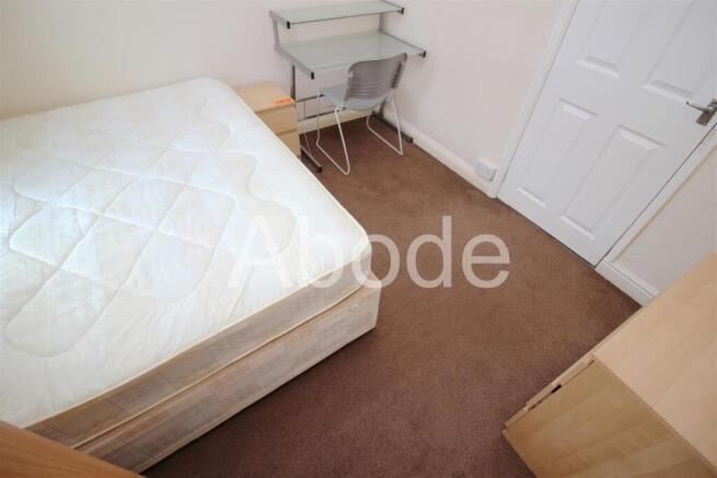 4 bed House to rent Image 6