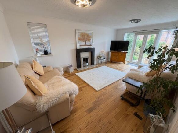 5 bed Detached for sale Image 12