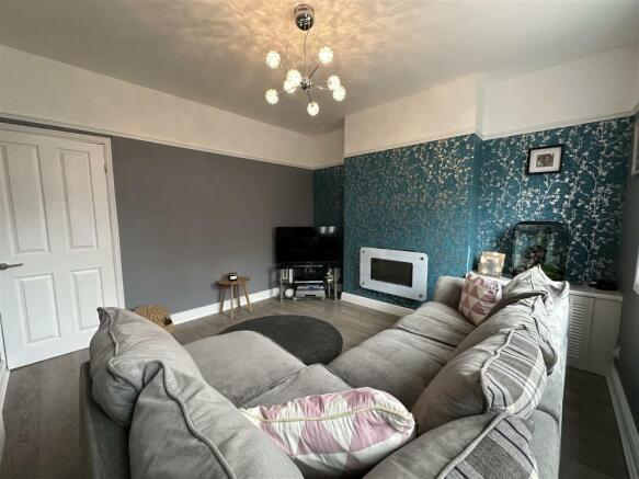 Large Lounge 82a