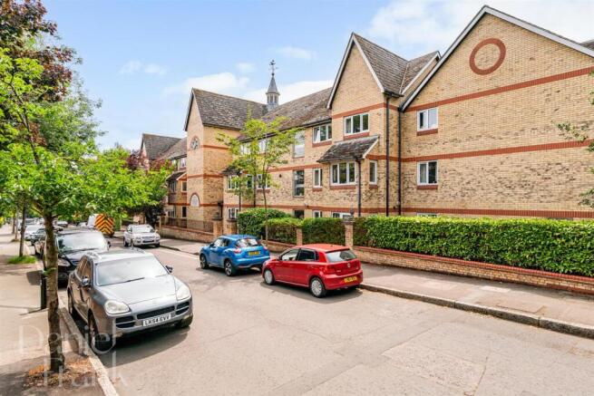 1-bed flat on Grange Avenue, Woodford Green, £185,000