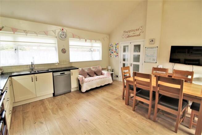 KITCHEN FAMILY ROOM