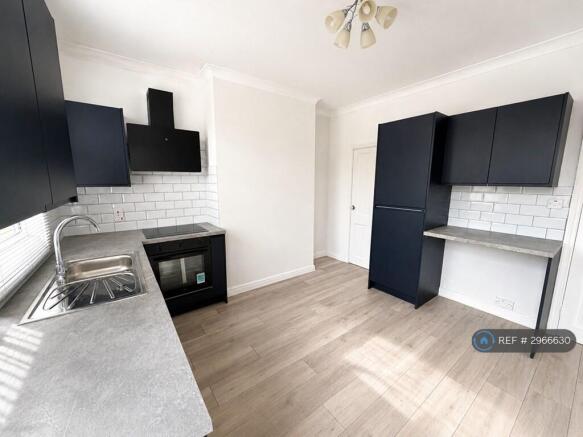 2 bed Terraced to rent Image 4