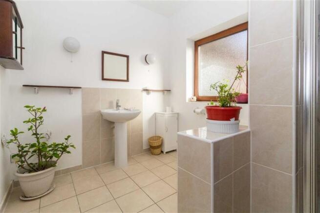 EN-SUITE SHOWER ROOM