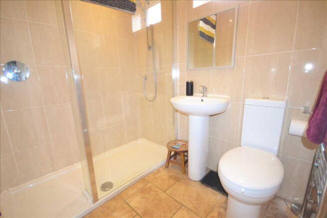 EN-SUITE SHOWER ROOM