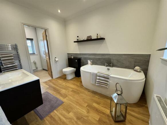 EN SUITE BATHROOM/WC