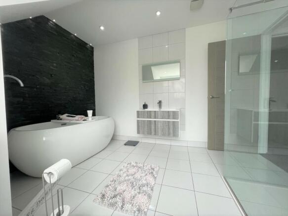 FAMILY BATHROOM B