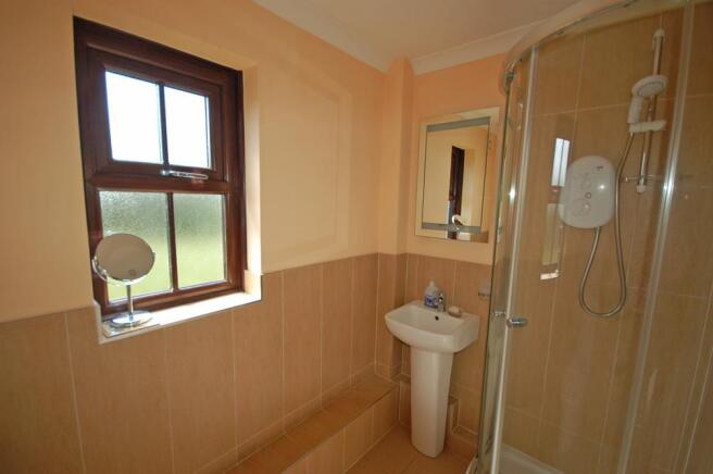 EN-SUITE SHOWER ROOM