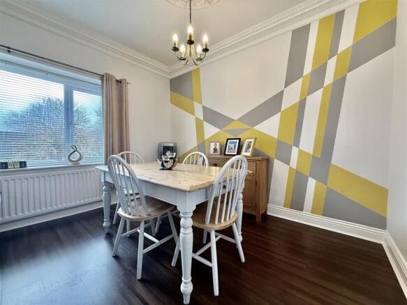 LOUNGE/DINING