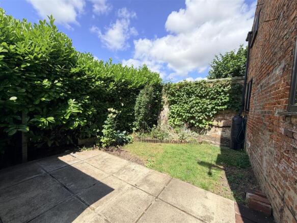 2 bed Semi-Detached to rent Image 7