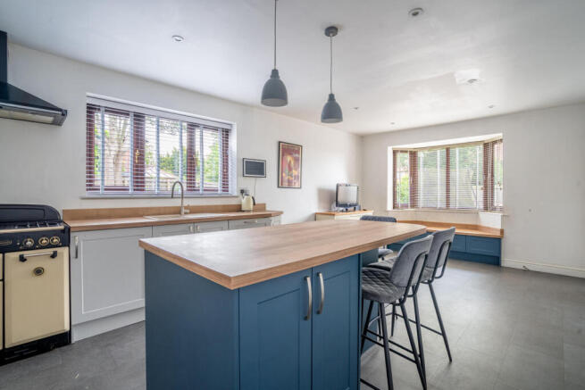 5 bed Detached for sale Image 6