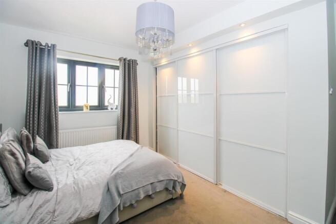 4 bed Detached for sale Image 12