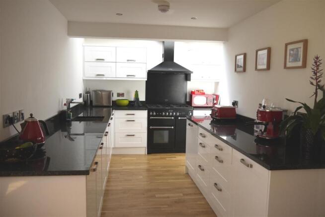 KITCHEN AREA (L-SHAP