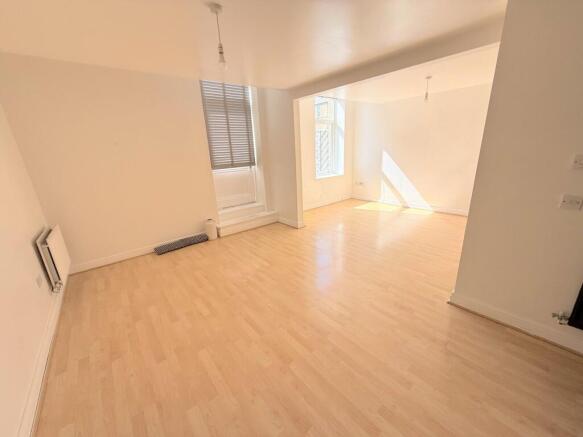 2 bed Flat to rent Image 10