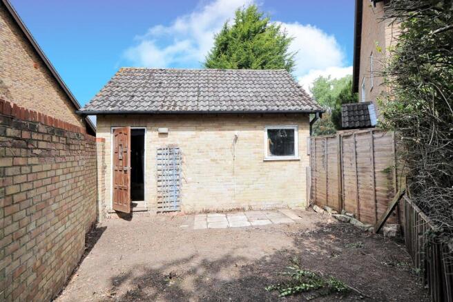 Detached Garden & Garage