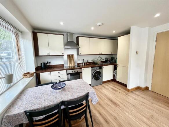 KITCHEN/DINING AREA