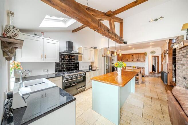 5 bed Detached for sale Image 9