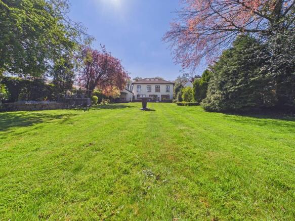 5 bed Detached for sale Image 2