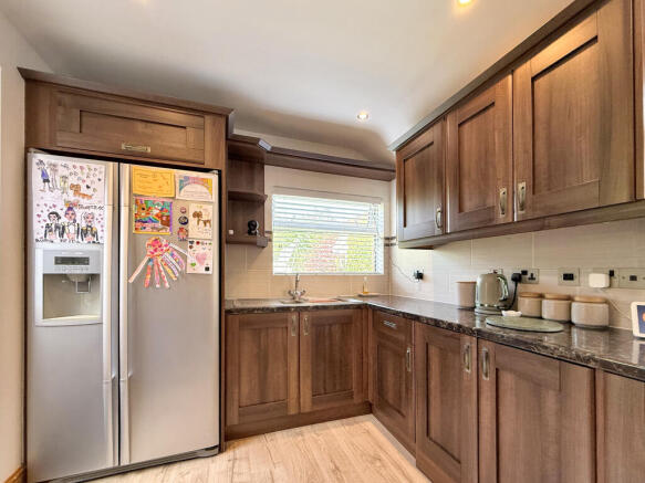 3 bed Semi-Detached for sale Image 6