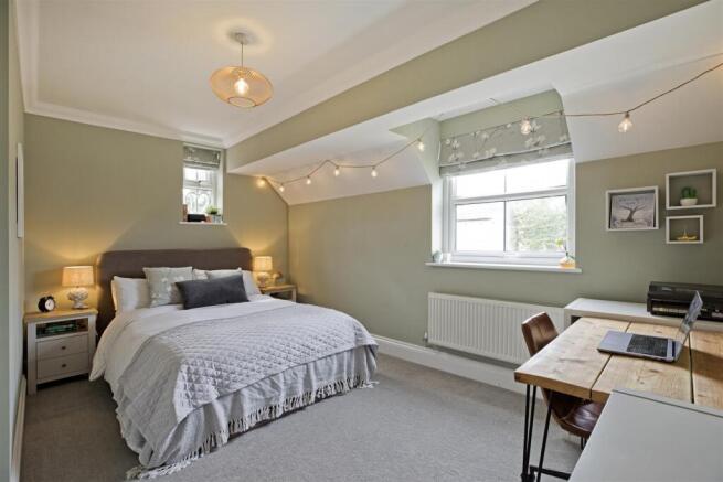 4 bed House for sale Image 12