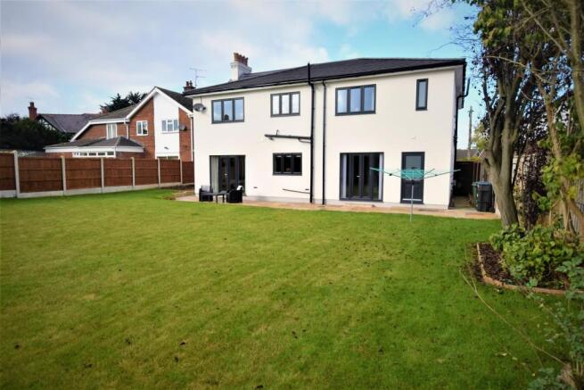 10 Wynnstay Lane Ext R.JPG