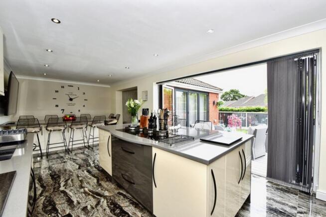 4 bed Detached for sale Image 5