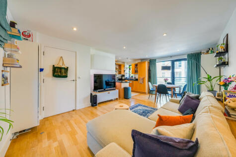 East Smithfield, London, E1W