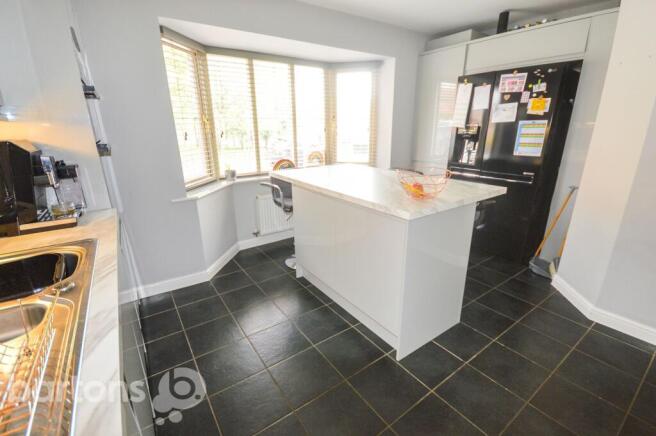 4 bed Semi-Detached to rent Image 7