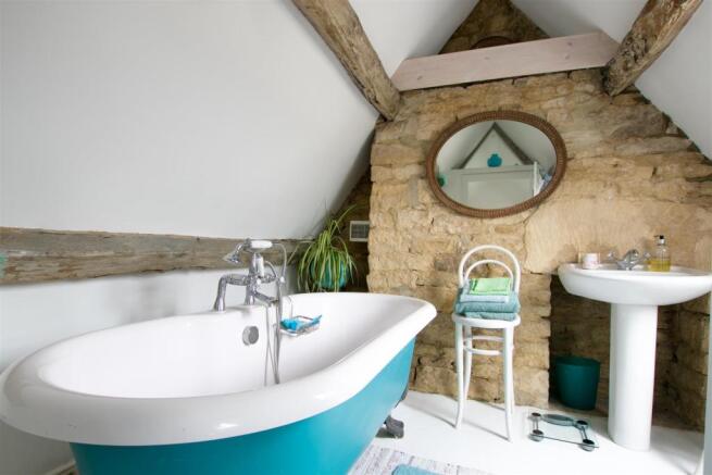 10_Newington_ensuite bathroom.jpg