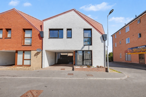 Austen Road, Basildon, Essex, SS14 3RZ