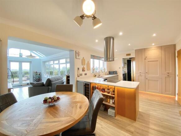 4 bed Detached for sale Image 5