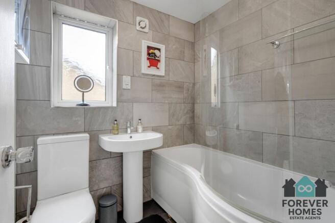 4 bed Detached for sale Image 7