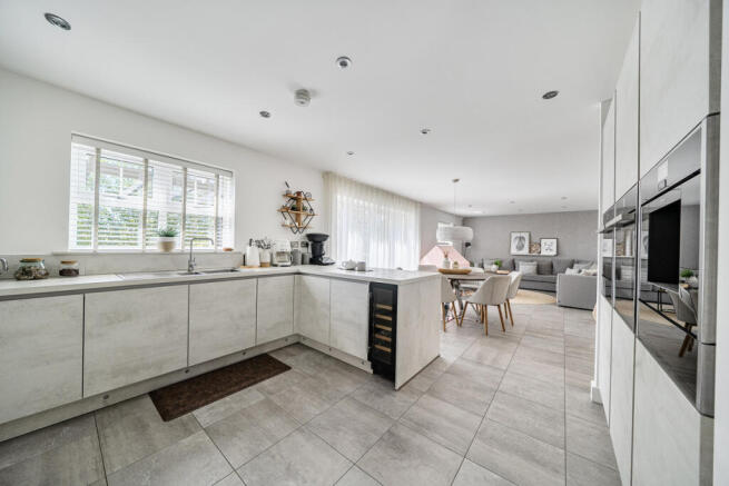 5 bed Detached for sale Image 4