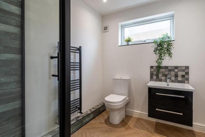 5 bed Detached for sale Image 7