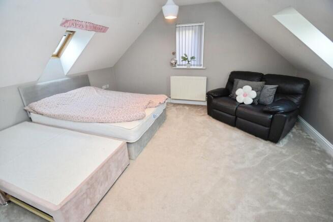5 bed Detached for sale Image 7