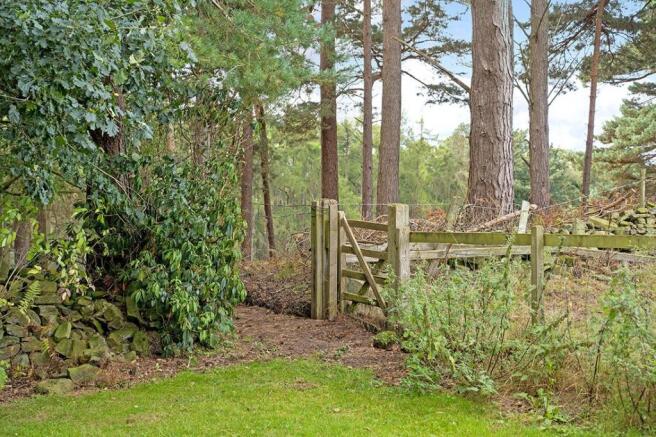 5 bed Detached for sale Image 8