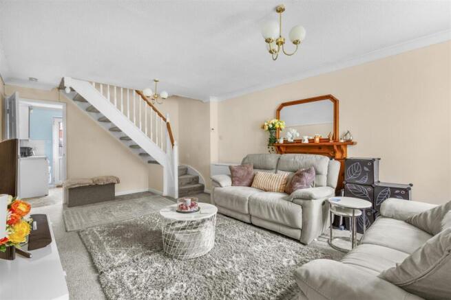 52 Upper Abbotts Hill, HP19 7ST-5.jpg