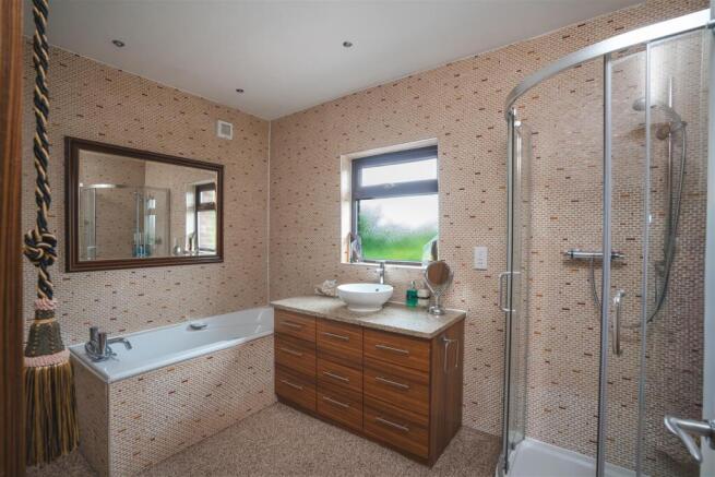 4 bed Detached for sale Image 12