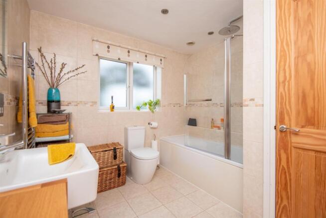 FAMILY BATHROOM/WC