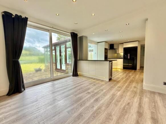 6 bed Detached to rent Image 10