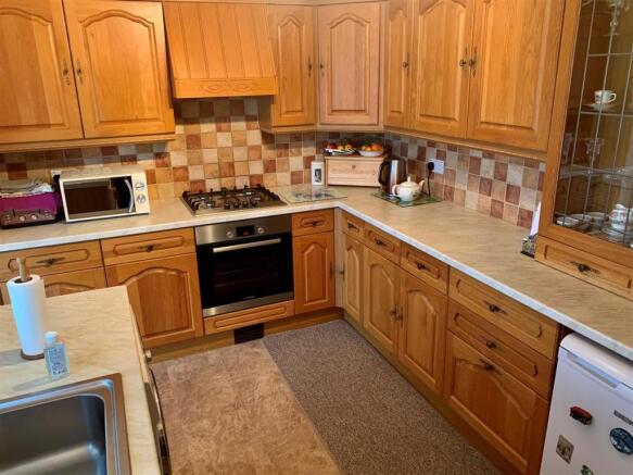 Kitchen 2.jpg