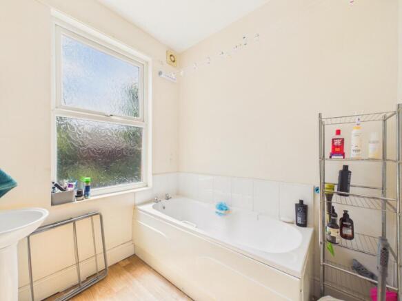3 bed Flat for sale Image 12