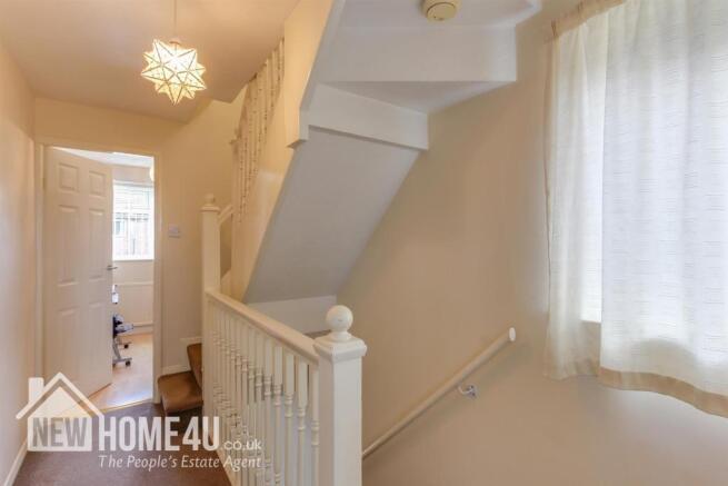FIRST FLOOR LANDING: