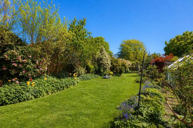 Parkside Drive, Cassiobury photo 4