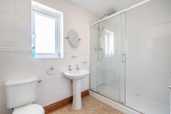 4 bed Detached to rent Image 5