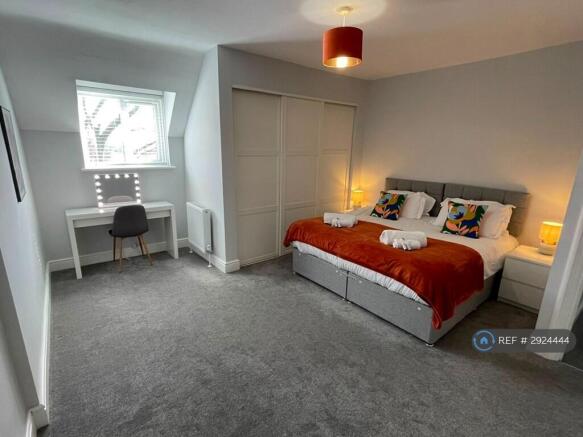 2 bed Penthouse to rent Image 11