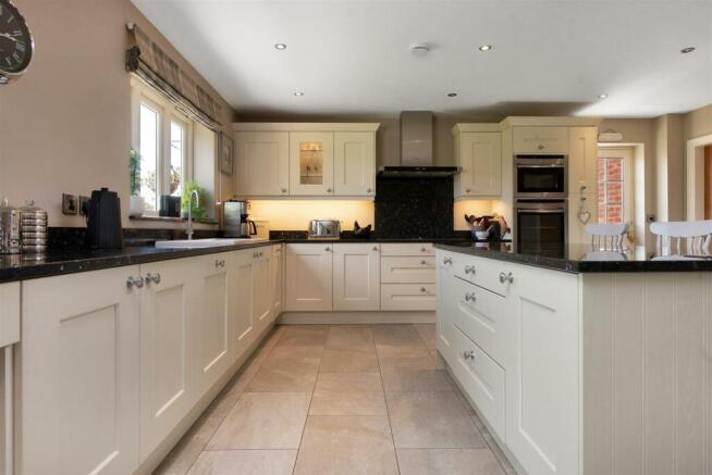 LIVING / DINING KITCHEN