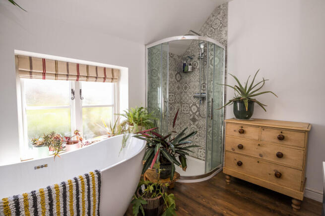Family Bathroom 2.JPG