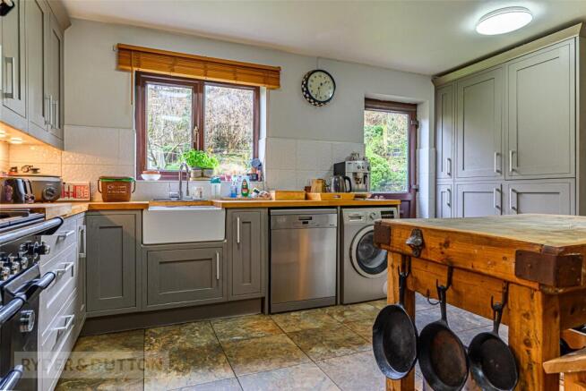 5 bed Detached for sale Image 4